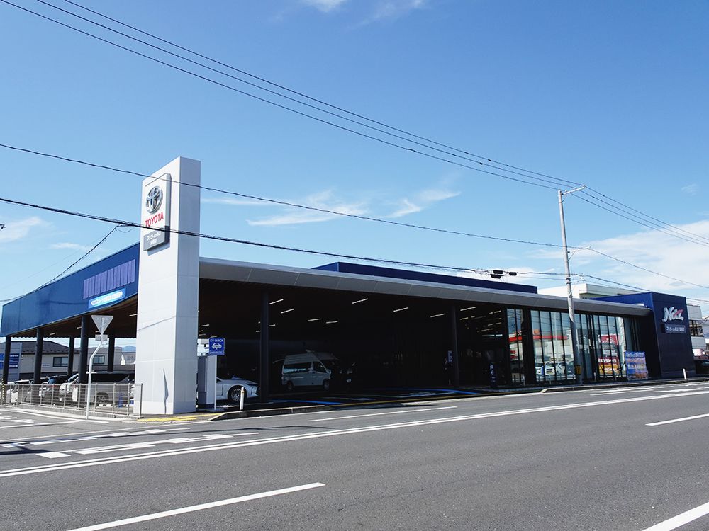 次世代エネルギー拠点としてスタートを切った安積店。キャノピー壁面にネッツブルーを加飾したペロブスカイトを設置