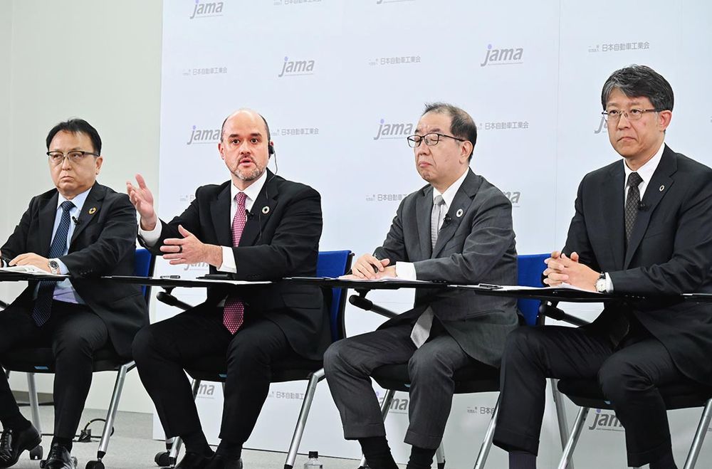 会長・副会長らと協調領域の拡大を話し合う
(左から2人目)