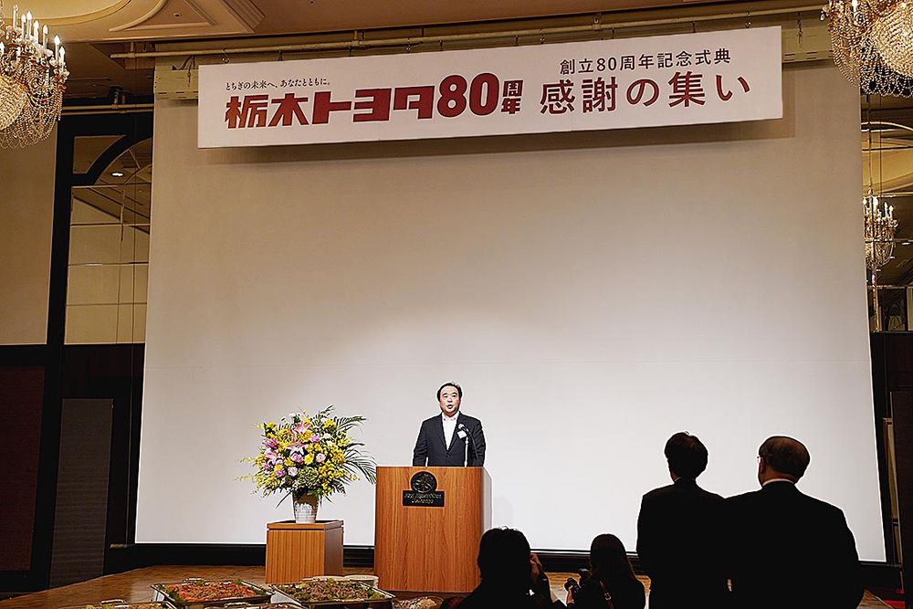 あいさつする新井社長