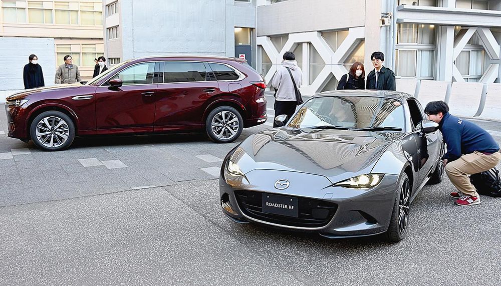 屋外には「ロードスター」「CX―80」も展示