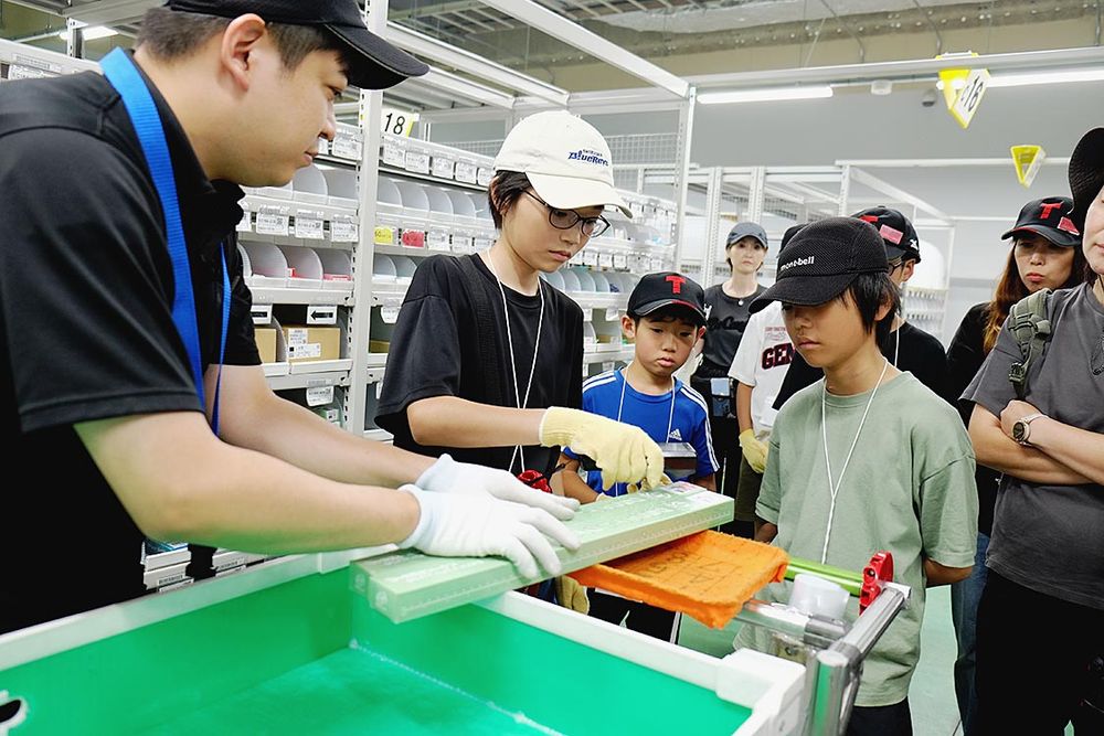 トヨタモビリティパーツ静岡＝出庫業務にチャレンジする小学生