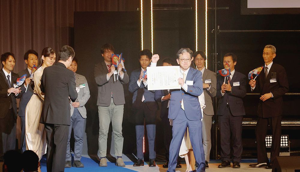 壇上で感極まる高木社長
