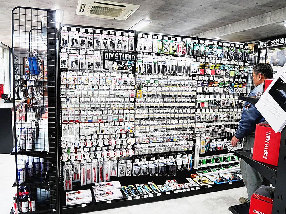 平日の午後、商品をじっくり見る来店客の姿も