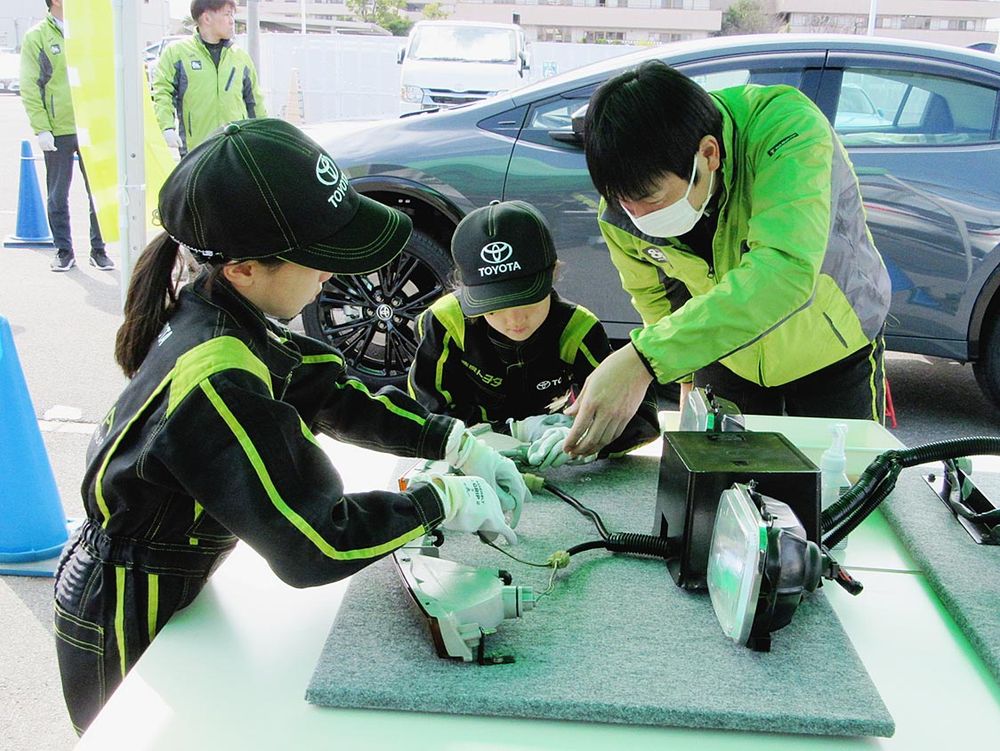 真剣な表情で配線について学んだ
