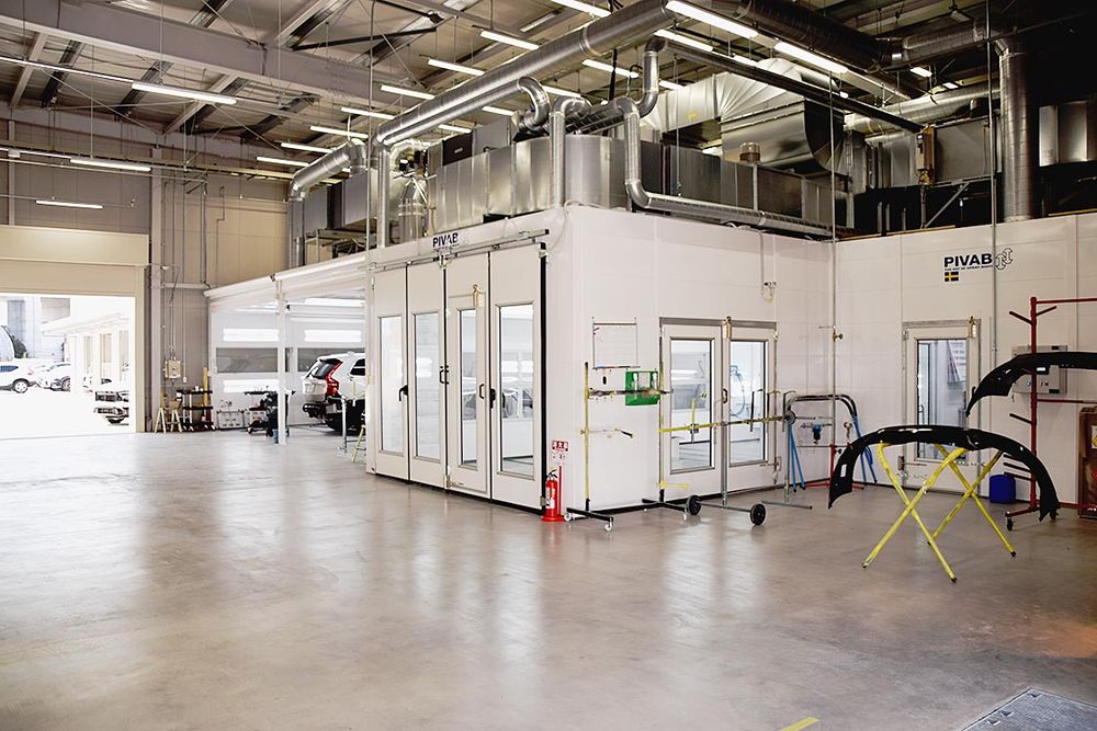 スウェーデン・ピバブ社による塗装ブースと調色室