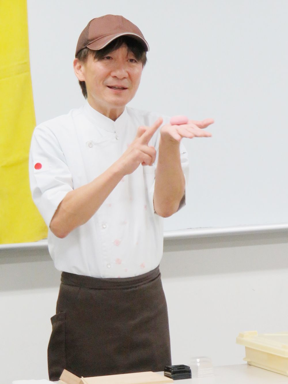 和菓子作りを指導する中西店主