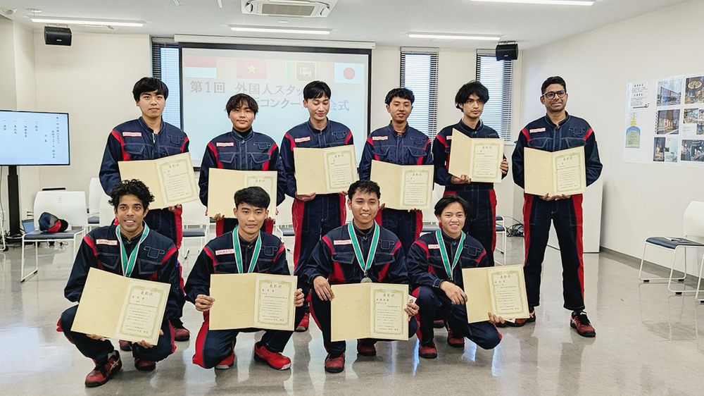 表彰式後の記念写真に納まる参加者