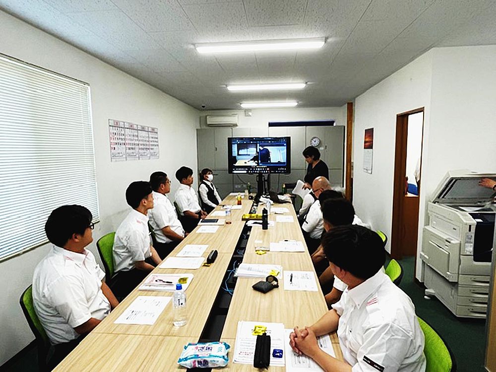 座学を受ける入所者たち
