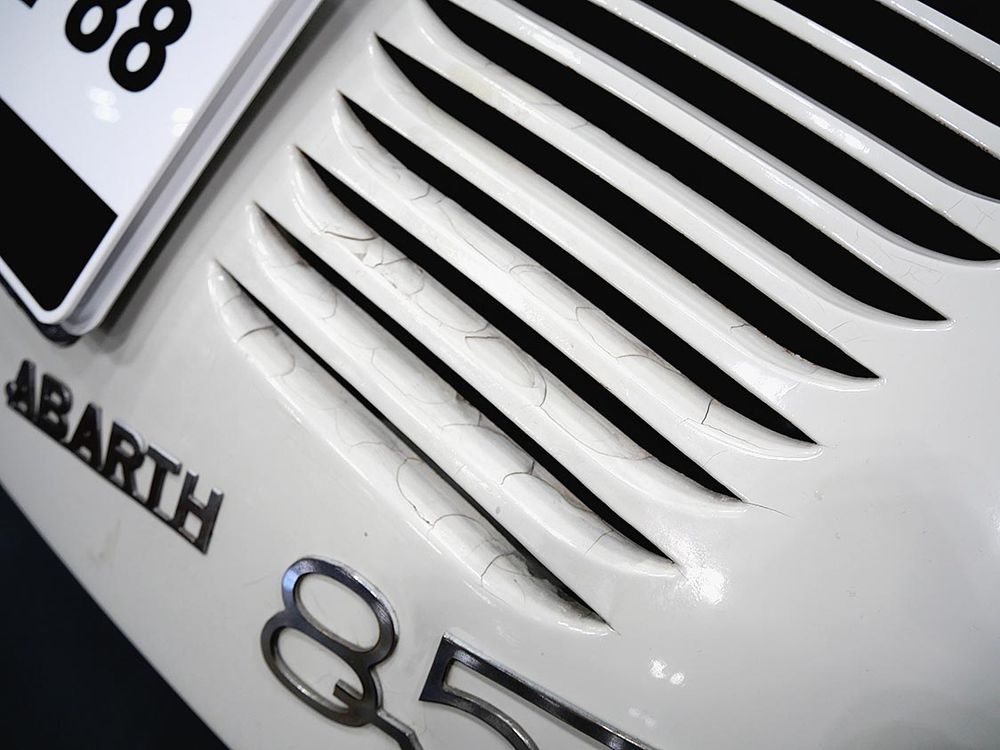 歴史を感じられるよう、あえてひび割れを残す処理も