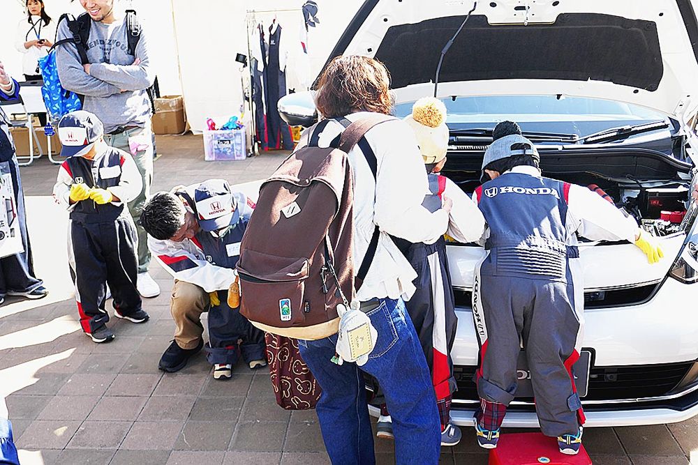 ミニサイズのつなぎ服を着用し点検作業に奮闘している姿が微笑ましかった
