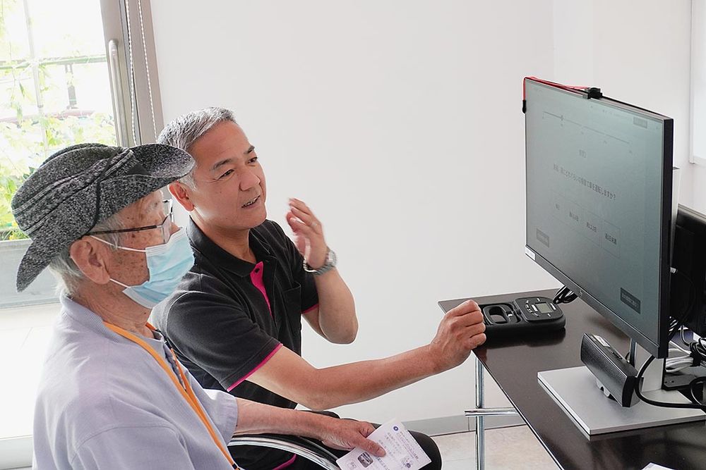 高齢ドライバー向けのイベントを開き、運転能力分析体験などを提供