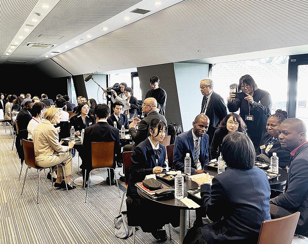 ランチミーティング会合参加者と地元の中学・高校生たちが交流