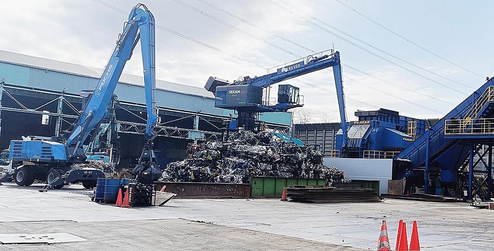 プレシュレッダー（右奥）に解体済みの車両を投入