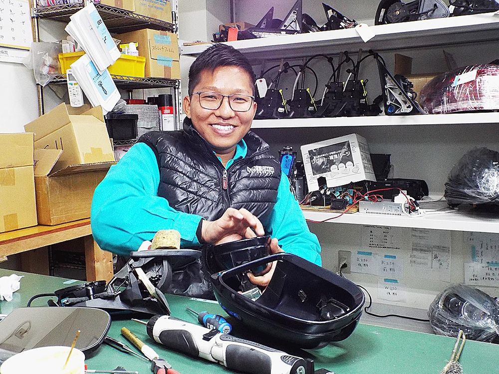 外国人のスタッフもリビルト部品の製造に貢献している
