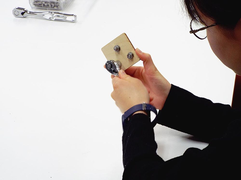 女子学生が工具を手にし、ものづくりの考え方を学んだ

