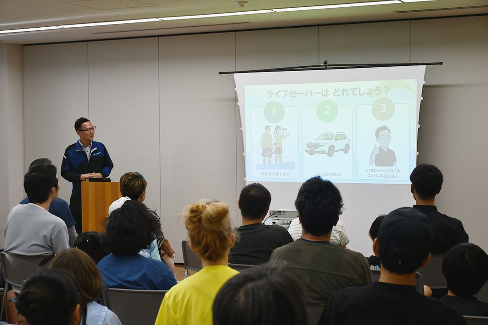 参加者はライフジャケットの正しい使い方を学んだ