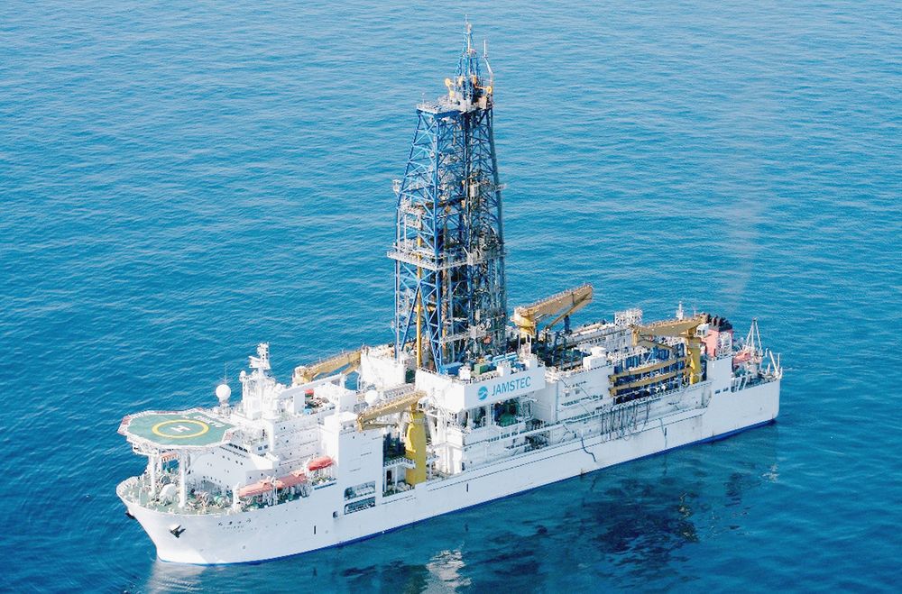 地球深部探査船「ちきゅう」
(SIP・JAMSTEC提供)