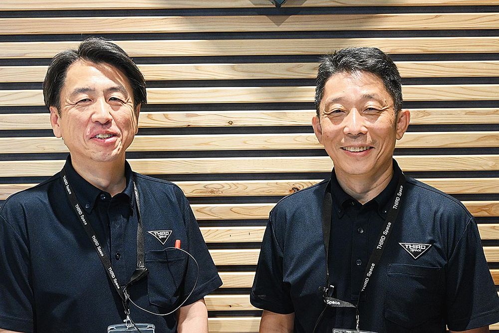 野口隆行ＴＨＩＲＤ　Ｓｐａｃｅ事業部長（右）と馬渕博全ＴＨＩＲＤ　Ｓｐａｃｅ札幌店長兼部長