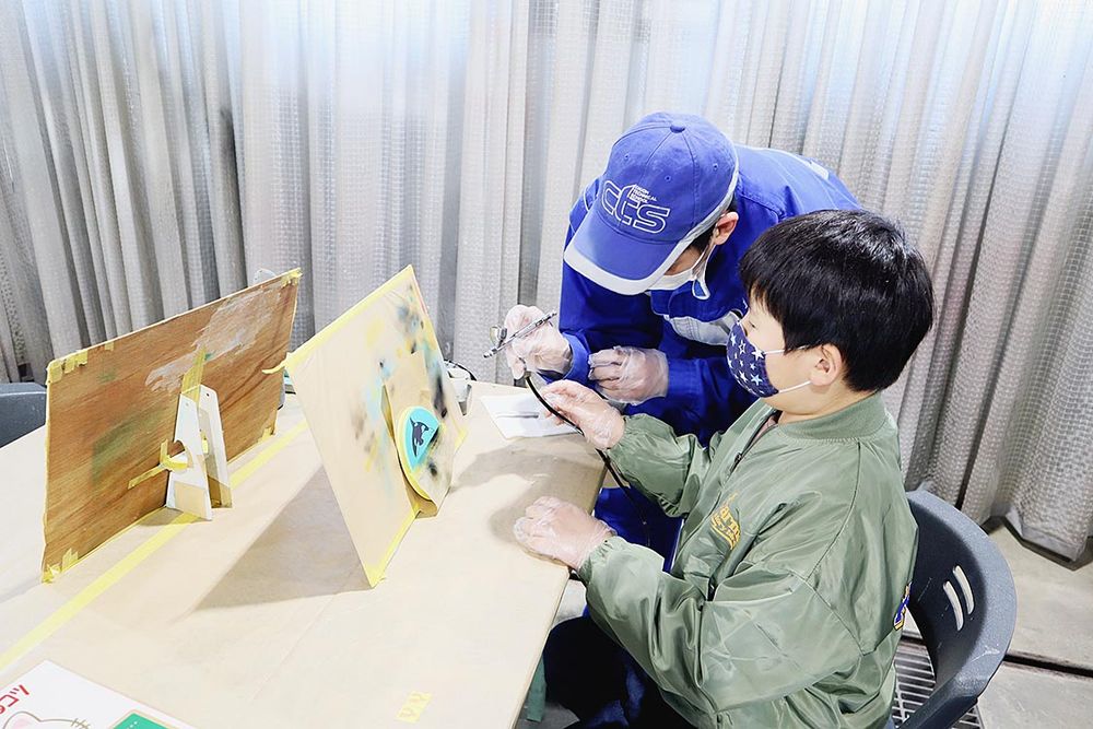 カスタムペイントの体験コーナーが子どもに人気