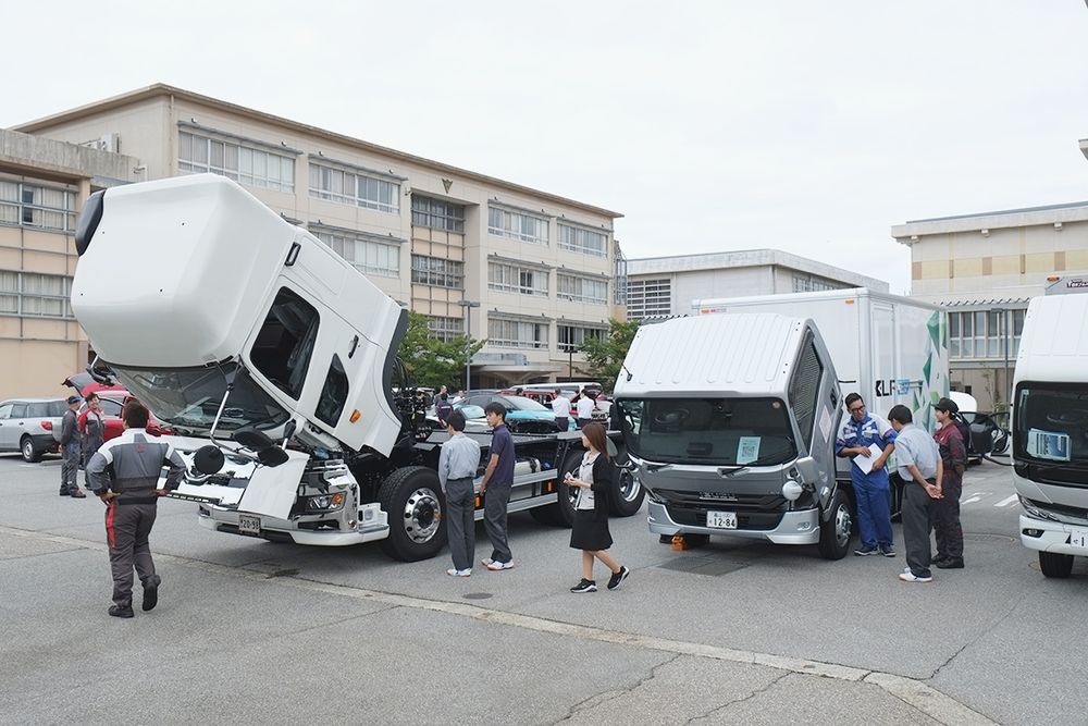 魚津工業高校で行われた懇談会のもよう
