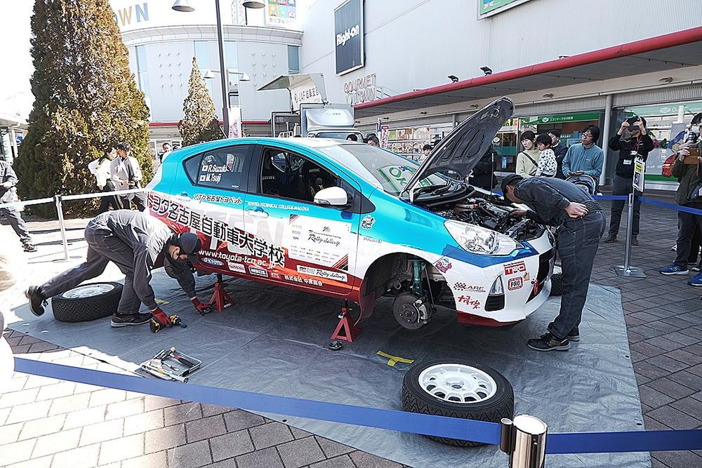 ピット作業には多くの観覧者が詰めかけた