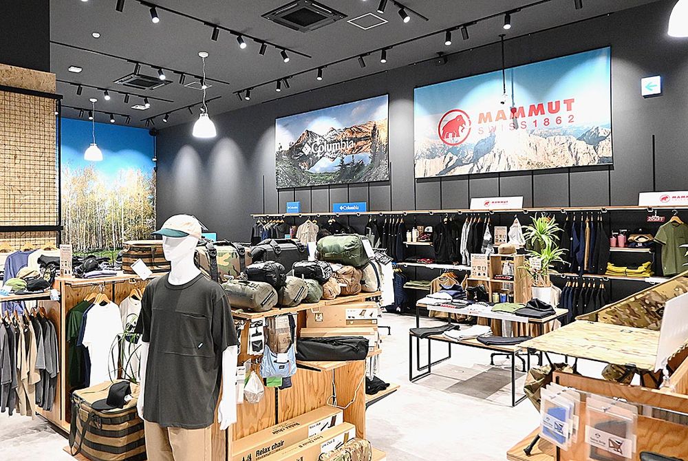 アウトドアブランドのアパレルショップも営業

