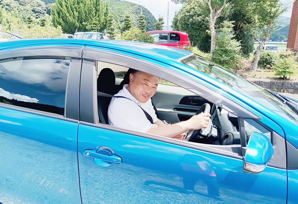 ボランティアが車両を運搬