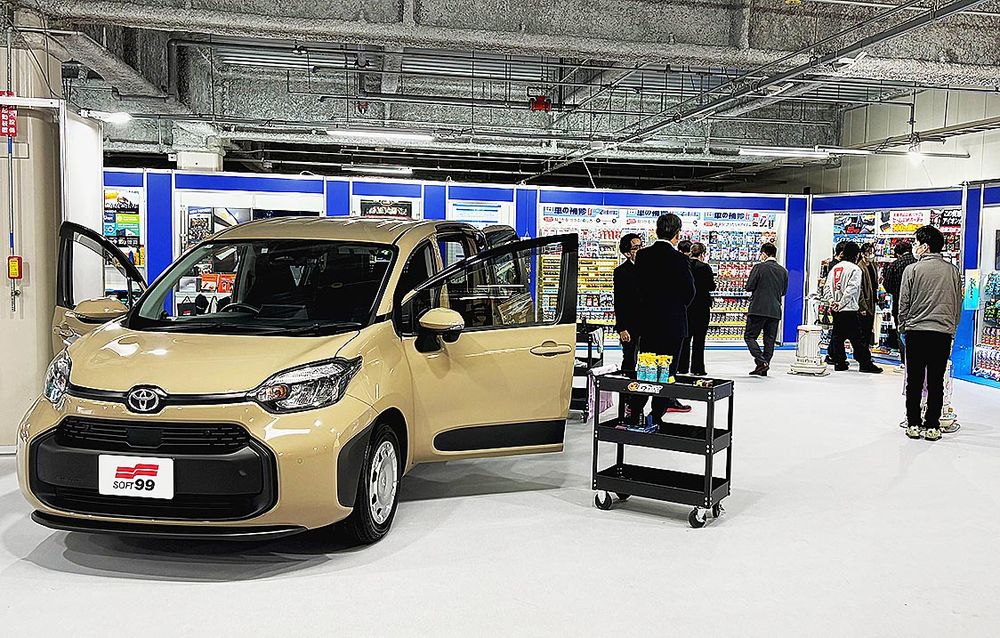 「非連続的な成長戦略」の必要性を訴えたソフト９９だったが…（今年１月に開いた新商品発表会）