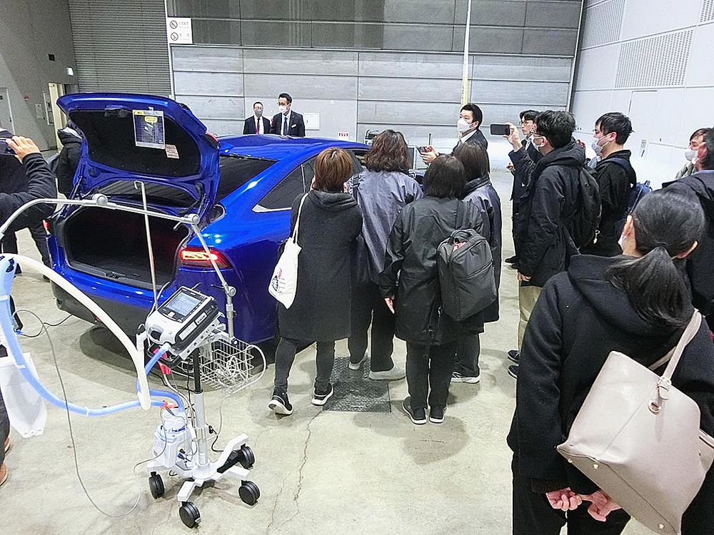 電動車から人工呼吸器に給電デモを行った