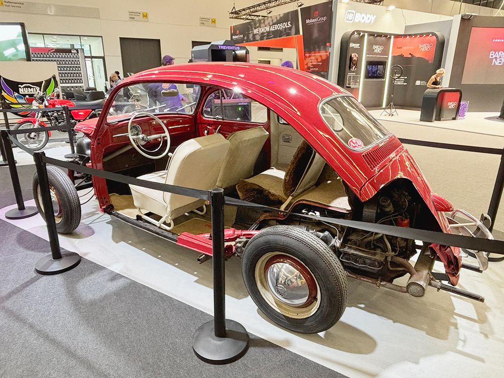 クラシックカーエリアで展示された１９６０年製のフォルクスワーゲン「ビートル」のカットモデル