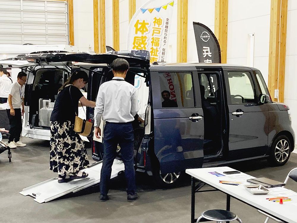 Ｎ―ＢＯＸスロープに興味を示す来場者