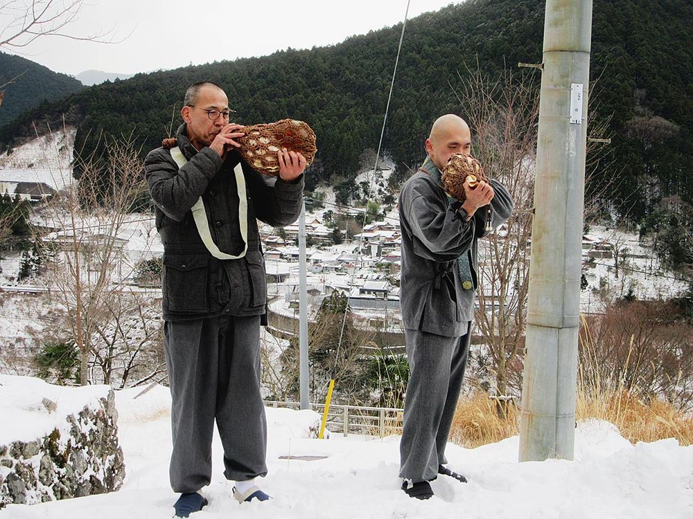 植樹前に法螺貝（ほらがい）の演奏が行われた

