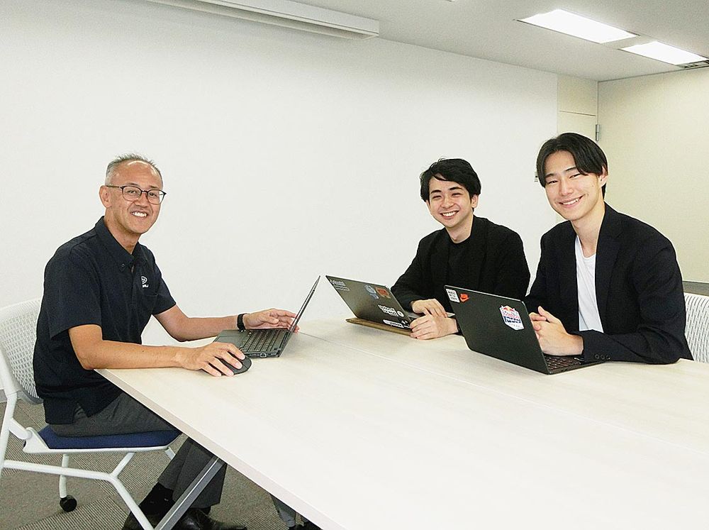 左から髙山室長、AIの鉄人の後藤代表取締役CEO、山田CAIO。後藤代表らは大学在学中に休学し、都内のAI関連企業へインターンで働きながら学び起業した