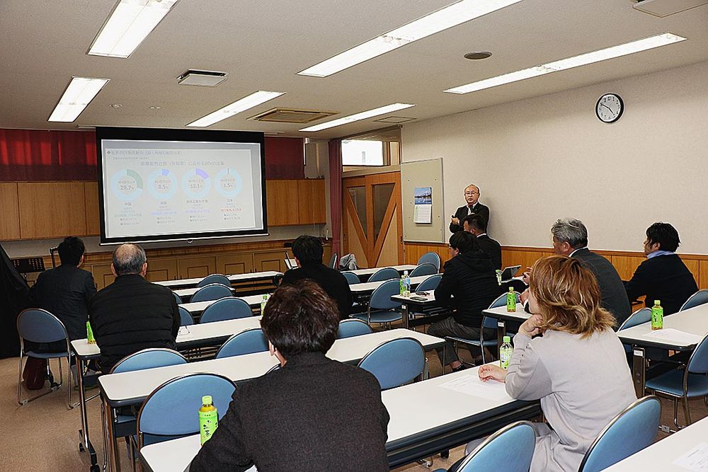 県内外から１８人が参加