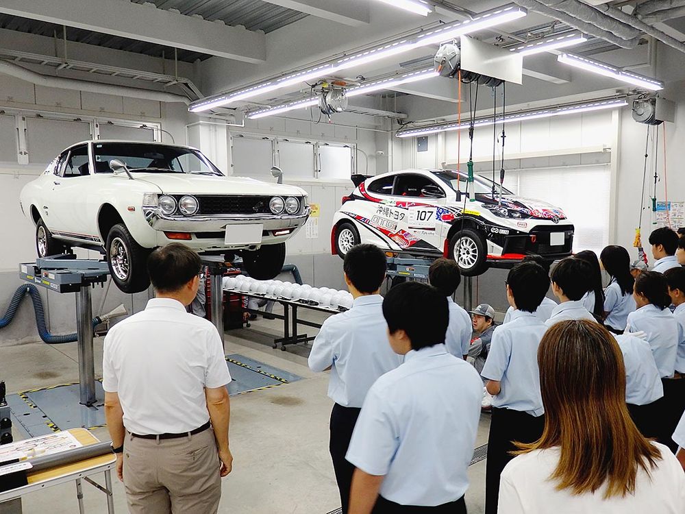 実車を教材に新旧のクルマの違いなども紹介した
