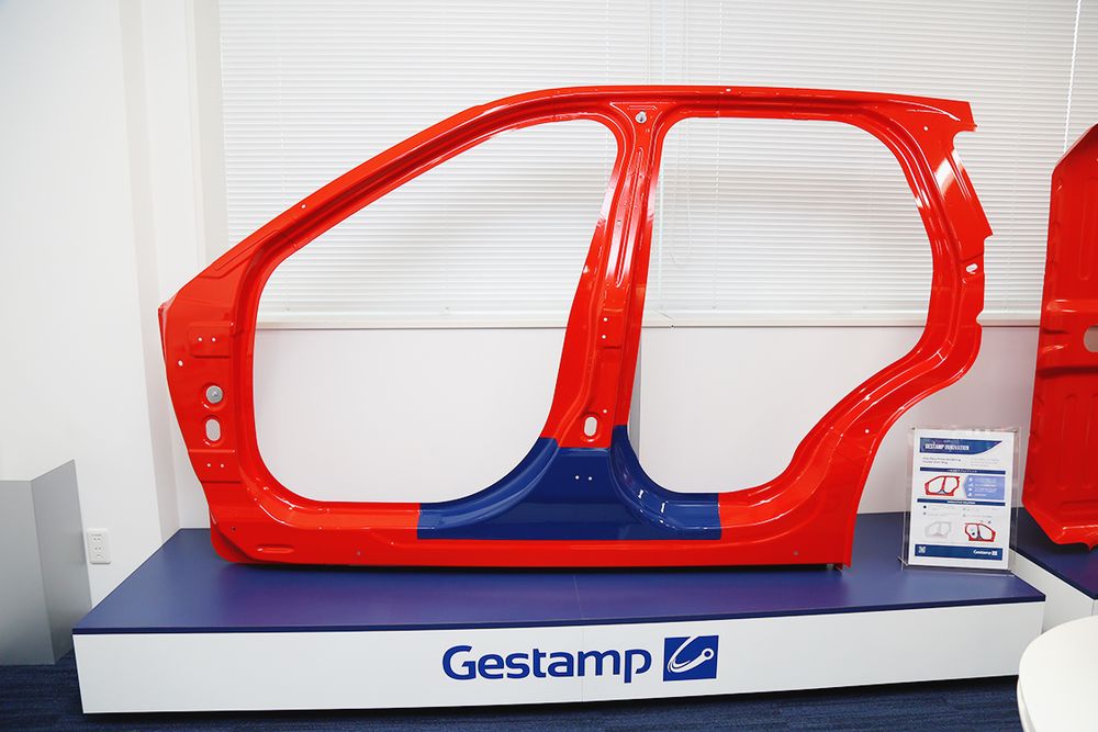 一体成型するギガスタンプで加工したドアリング