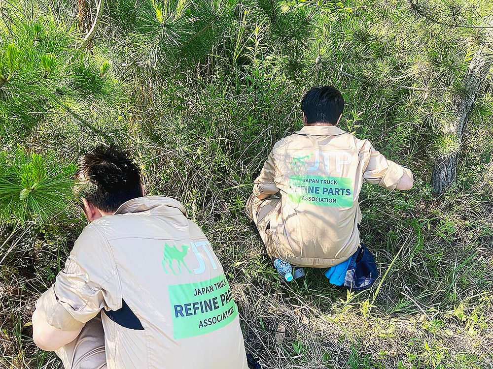 香川県豊島の環境保全活動に参加するＪＴＰの関係者ら