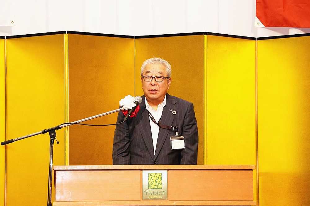 あいさつする小関社長
