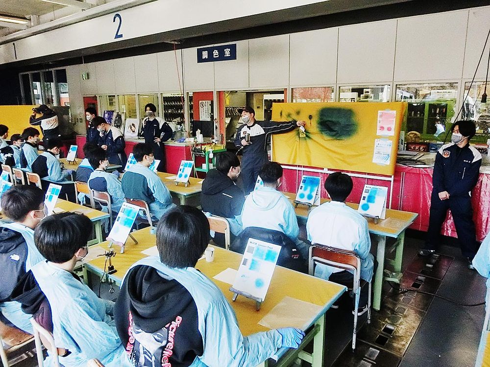 塗装作業体験の様子