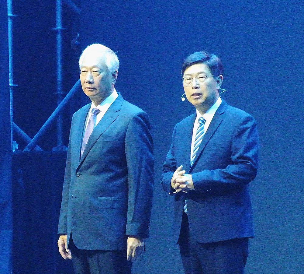 登壇した劉会長（右）と創業者の郭　台銘（テリー・ゴー）氏