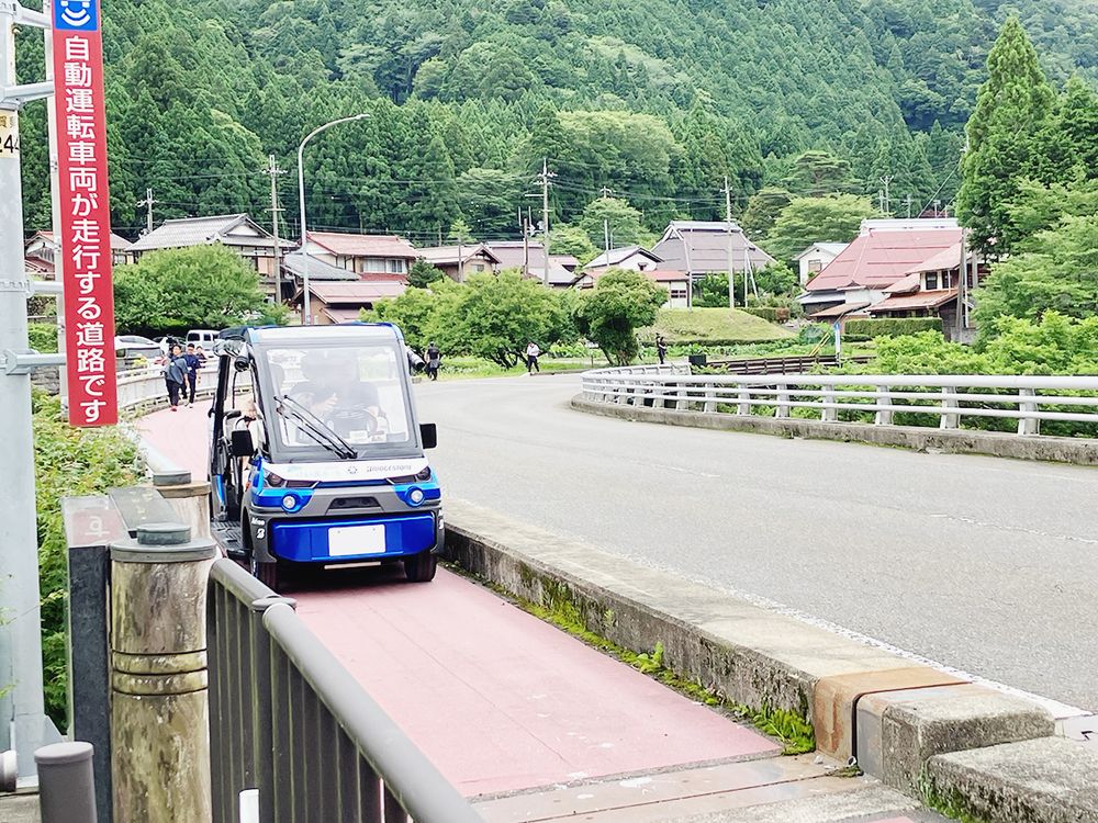 東近江市奥永源寺地区を走行する「奥永源寺けい流カー」。住民だけでなく観光客の「足」にもなっている