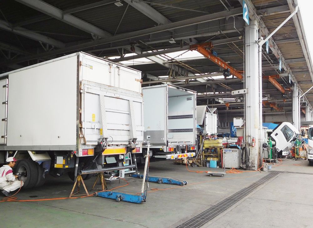 大型車整備の現場では、作業品質の維持や安全管理の徹底など多くの課題への対応が求められている