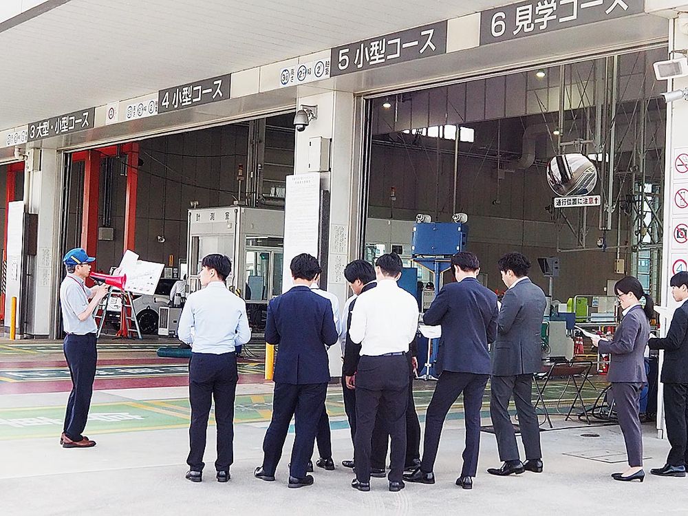 検査場を見学する参加者