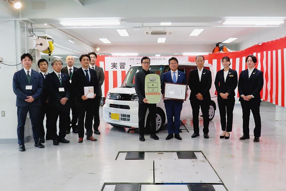 滋賀ダイハツがＹＩＣ京都校に車両を寄贈した