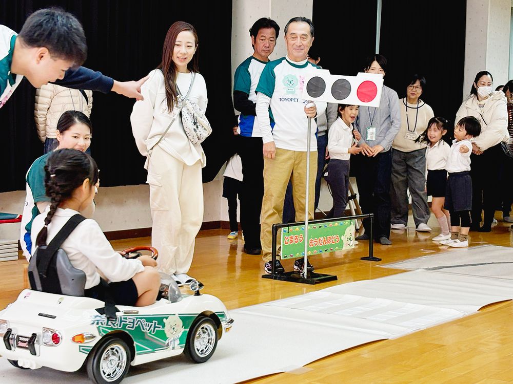 運転者の視点でも信号機の表示を理解することで、交差点や横断歩道の安全な歩行につなげる