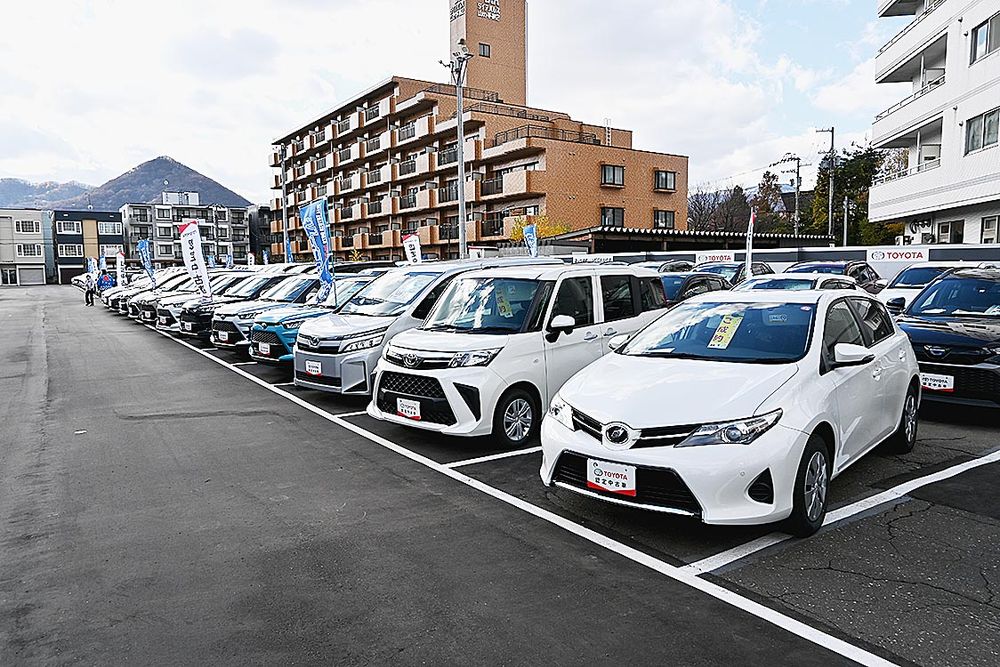 展示場に約１００台が並んだ