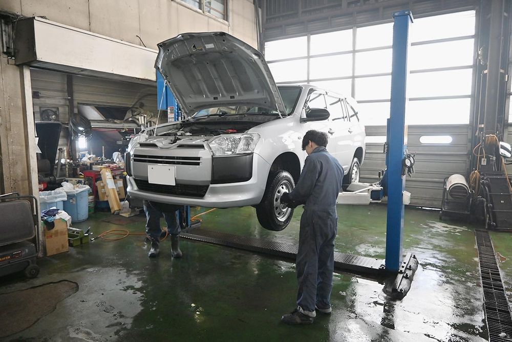 整備工場では７人が作業する