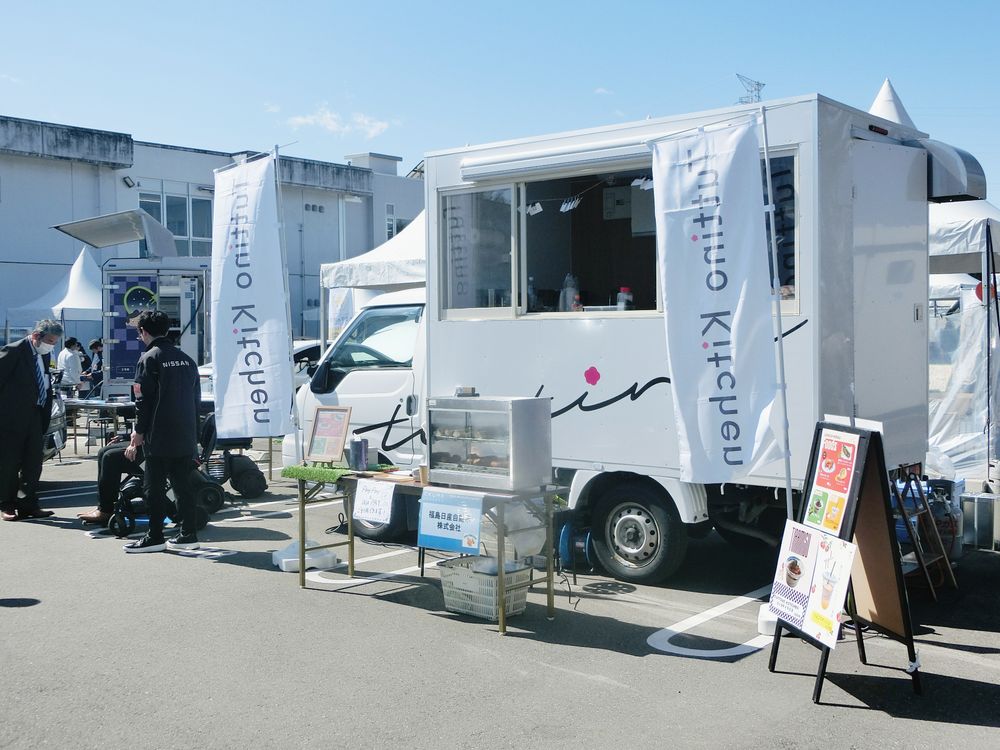 ＥＶから電力供給を受けてキッチンカーで飲食物の販売も行われた