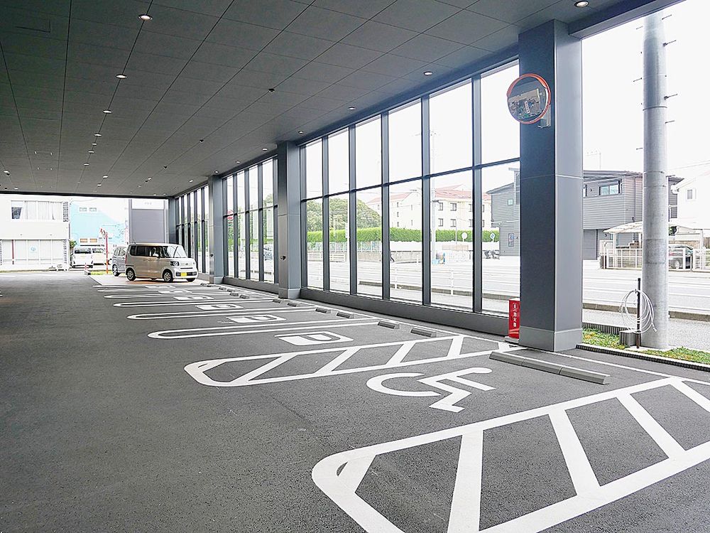 新車店舗では珍しいガラス張りの駐車場