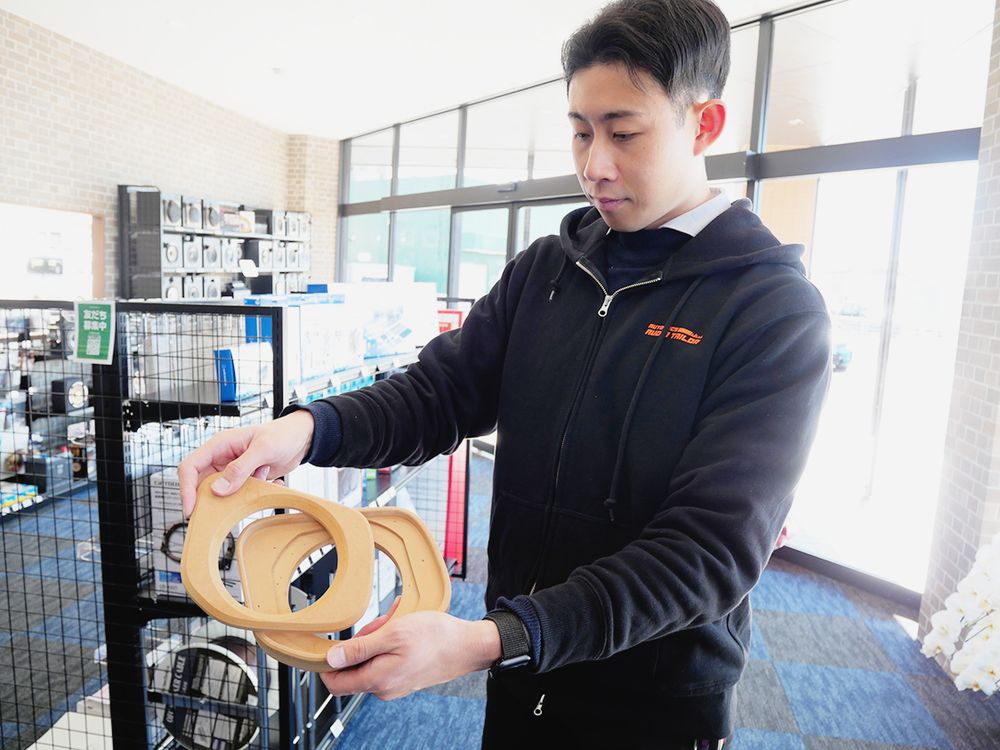 同店で制作したアウターバッフルを手に持つ森さん